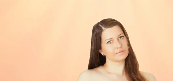 Zonnig gezicht portret van jonge vrouw, zongebruinde huid toon en schoonheid cosmetica. mooi brunette vrouwelijk model met natuurlijke bruin met behulp van zonnebrandcrème product — Stockfoto