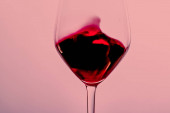 Červené víno v křišťálovém skle, alkoholický nápoj a luxusní aperitiv, enologie a vinařský produkt