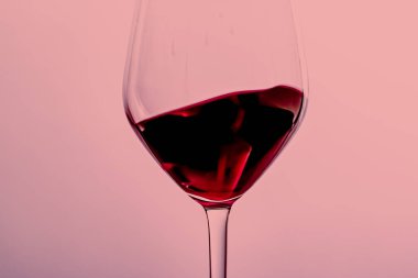 Kristal bardakta kırmızı şarap, alkol içeceği ve lüks aperatif, oenoloji ve ekolojik ürün