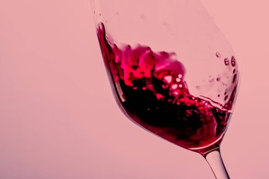 Kristal bardakta kırmızı şarap, alkol içeceği ve lüks aperatif, oenoloji ve ekolojik ürün
