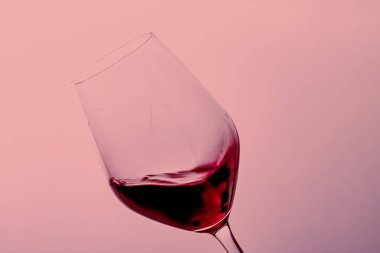 Kristal bardakta kırmızı şarap, alkol içeceği ve lüks aperatif, oenoloji ve ekolojik ürün