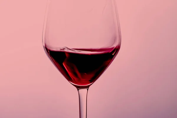 Rött vin i kristallglas, alkoholhaltig dryck och lyxaperitif, oenologi och vinodlingsprodukt — Stockfoto