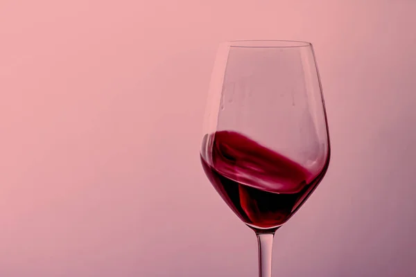 Vino tinto en copa de cristal, bebida alcohólica y aperitivo de lujo, enología y viticultura — Foto de Stock