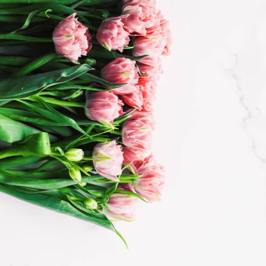 Bayram hediyesi olarak mermer arka planda bahar çiçekleri, tebrik kartı ve çiçek desenleri