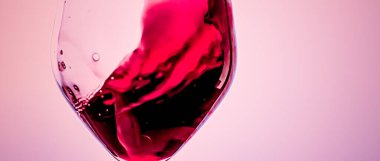 Kristal bardakta kaliteli kırmızı şarap, alkol içeceği ve lüks aperatif, oenoloji ve ekoloji ürünü.