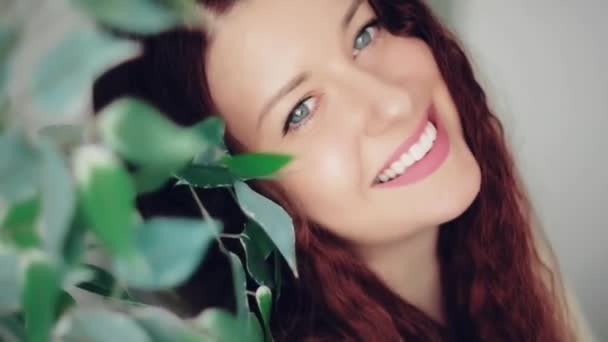 Schönheit Gesicht Porträt des lächelnden jungen rothaarigen Model mit blauen Augen, schöne Frau in der Natur, Sommerreise und tropische Stimmung — Stockvideo