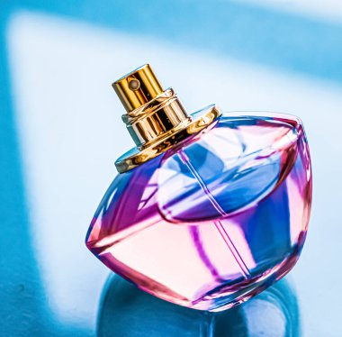 Parlak arka planda parfüm şişesi, tatlı çiçek kokusu, büyüleyici koku ve tatil hediyesi olarak da eau de parfum ve lüks kozmetik ürünleri markası tasarımı.