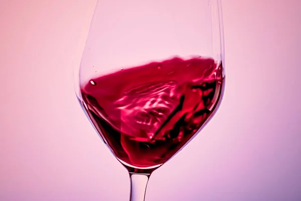 Премиум красное вино в хрустале, алкогольный напиток и роскошный аперитив, энология и виноградарство продукт — стоковое фото