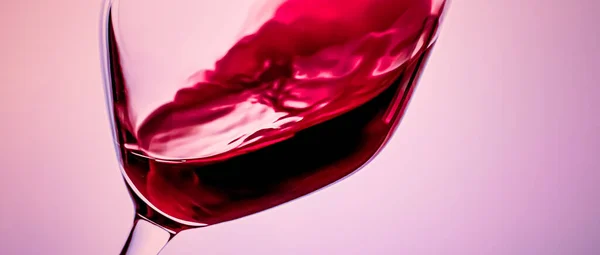 Vino rosso premium in cristallo, bevanda alcolica e aperitivo di lusso, enologia e viticoltura — Foto Stock