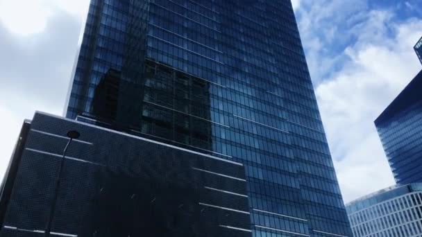 Edificio per uffici aziendale nel distretto finanziario, grattacielo moderno nel centro della città, attività immobiliare commerciale e architettura contemporanea — Video Stock