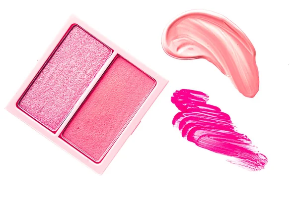 Pó de sombra ou paleta de maquiagem blush como flat lay, esfregaço cosmético rosa, sombra e brilho labial isolado no fundo branco, cosméticos flatlay close-up e textura de maquiagem de beleza — Fotografia de Stock