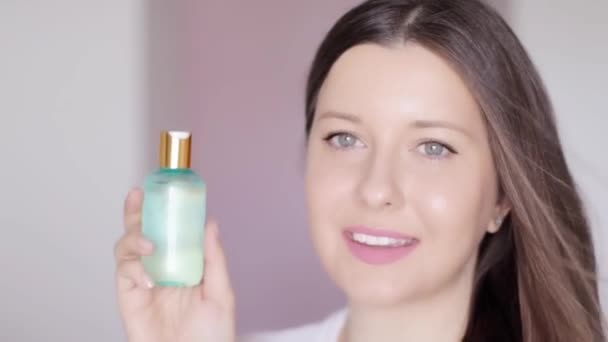 Vrouw met een gezonde gloeiende huid met natuurlijke huidverzorging cosmetische product, gezicht, hals en lichaam tonic lotion fles, make-up remover en reinigingsmiddel als luxe huidverzorging en schoonheid cosmetica commerciële — Stockvideo