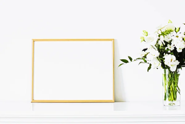 Золота рамка на білих меблях, розкішний домашній декор та дизайн для макетів, друк плакатів та друкованого мистецтва, вітрина інтернет-магазину — стокове фото