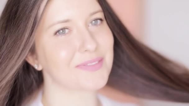 Mooie vrouw met gezond recht glanzend haar, portret van brunette met lang kapsel en natuurlijke make-up, haarverzorging en beauty advertentie — Stockvideo