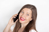Šťastná usměvavá žena volá na smartphone, portrét na bílém pozadí. Koncepce lidí, technologie a komunikace