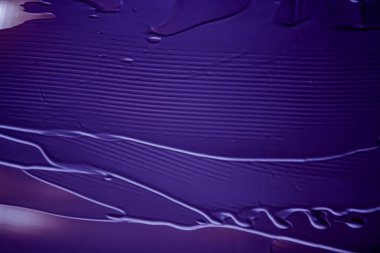 Lüks güzellik markası, bayram afişi tasarımı, soyut duvar sanatı veya sanatsal fırça darbesi için mor krem dokusu, kozmetik ürün ve makyaj arka planı