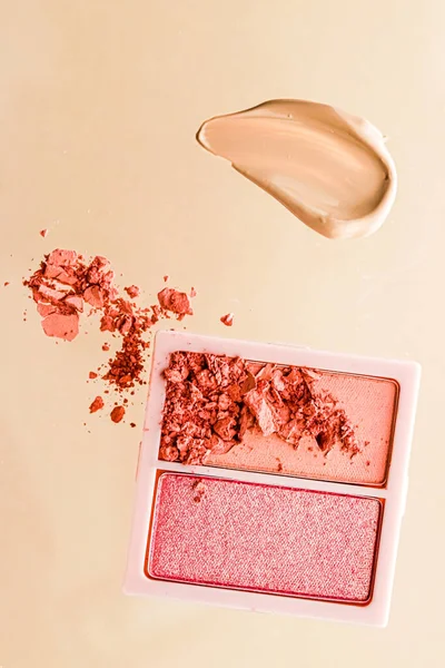 Lidschatten Puder oder Rouge Make-up Palette als flach lag isoliert auf goldenem Hintergrund, Schönheit Lidschatten als flaches Design, zerkleinert Make-up und Kosmetikprodukt — Stockfoto