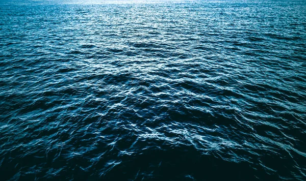 Βαθιά μπλε υφή του ωκεανού, σκούρο φόντο κύματα της θάλασσας, όπως η φύση και ο περιβαλλοντικός σχεδιασμός — Φωτογραφία Αρχείου