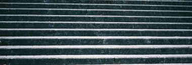 Kentsel beton merdiven, arka plan olarak şehirde merdivenler.