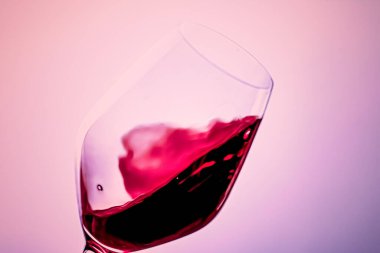 Kristal bardakta kaliteli kırmızı şarap, alkol içeceği ve lüks aperatif, oenoloji ve ekoloji ürünü.