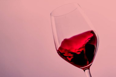 Kristal bardakta kırmızı şarap, alkol içeceği ve lüks aperatif, oenoloji ve ekolojik ürün