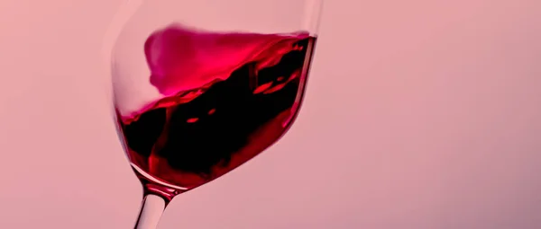 Vino rosso in cristallo, bevanda alcolica e aperitivo di lusso, enologia e viticoltura — Foto Stock