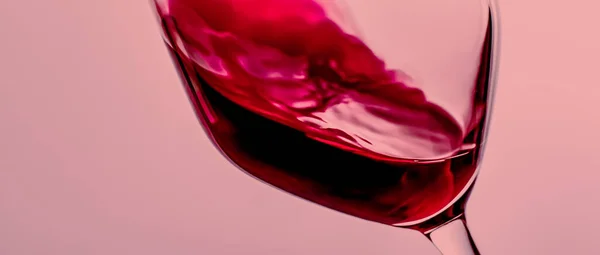 Vino rosso in cristallo, bevanda alcolica e aperitivo di lusso, enologia e viticoltura — Foto Stock