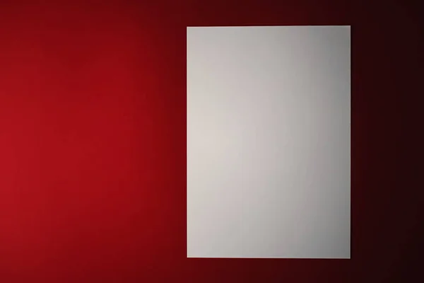 Papel A4 en blanco, blanco sobre fondo rojo como plano de papelería de oficina, diseño de identidad de marca de lujo y diseño de identidad de marca para maqueta — Foto de Stock