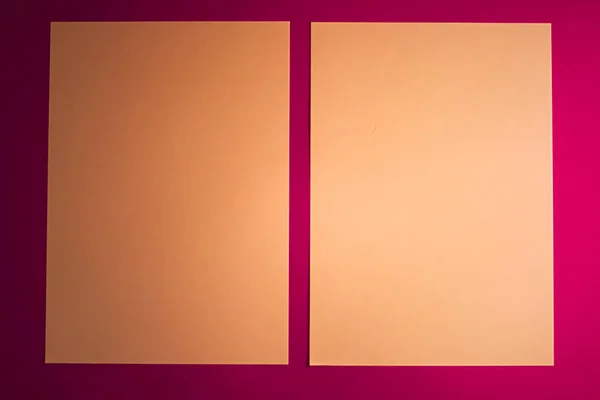 Papel A4 em branco, marrom sobre fundo rosa como flatlay de papelaria de escritório, luxo de branding flat lay e design de identidade de marca para mockup — Fotografia de Stock
