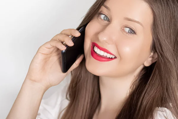 Feliz mujer sonriente llamando en el teléfono inteligente, retrato sobre fondo blanco. Concepto de personas, tecnología y comunicación —  Fotos de Stock