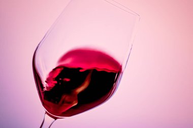 Kristal bardakta kaliteli kırmızı şarap, alkol içeceği ve lüks aperatif, oenoloji ve ekoloji ürünü.