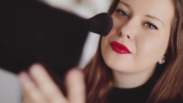 Ragyogó esti smink ötlet, arckép egy nő piros rúzs smink, női szépség vlogger, francia elegáns stílus, make-up és kozmetikai termék — Stock videók