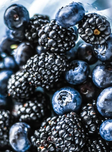 Blåbär och björnbär som frukt bakgrund, hälsosam mat och bärsaft, vegan mellanmål och kost näring — Stockfoto