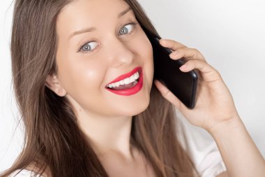 Mutlu gülümseyen kadın akıllı telefondan arıyor, beyaz arkaplanda portre var. İnsanlar, teknoloji ve iletişim konsepti