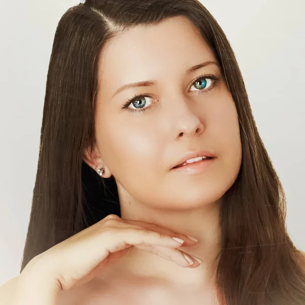 Bräunung der Haut und Schönheit Routine. Schöne brünette weibliche Modell mit natürlicher Bräune, Gesicht Porträt der jungen Frau — Stockfoto