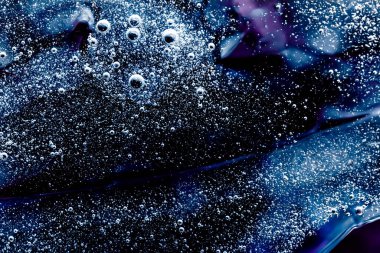 Soyut mavi sıvı arkaplan, boya sıçraması, girdap deseni ve su damlaları, güzellik jeli ve kozmetik doku, modern sihir sanatı ve lüks düz dizayn olarak bilim