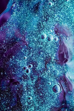 Soyut mor sıvı zemin, boya sıçraması, girdap deseni ve su damlaları, güzellik jeli ve kozmetik doku, modern sihir sanatı ve lüks düz dizayn olarak bilim