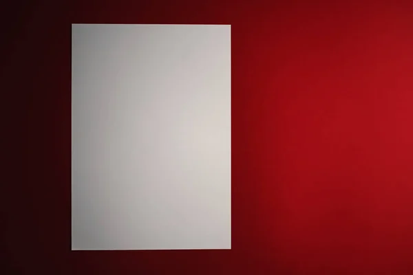 Papel A4 en blanco, blanco sobre fondo rojo como plano de papelería de oficina, diseño de identidad de marca de lujo y diseño de identidad de marca para maqueta — Foto de Stock