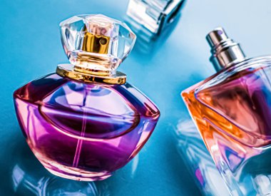 Parlak arka planda parfüm şişesi, tatlı çiçek kokusu, büyüleyici koku ve tatil hediyesi olarak da eau de parfum ve lüks kozmetik ürünleri markası tasarımı.
