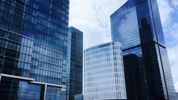 Clădire de birouri corporative în cartierul financiar, zgârie-nori moderni în centrul orașului, afaceri imobiliare comerciale și arhitectură contemporană — Videoclip de stoc