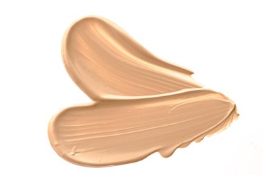 Beyaz arka planda izole edilmiş bej güzellik kozmetik dokusu, lekeli makyaj emülsiyon kremi lekesi veya temel lekesi, ezilmiş kozmetik ürünler ve boya vuruşları