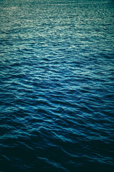 Textura de agua del océano azul profundo, fondo de ondas marinas oscuras como naturaleza y diseño ambiental —  Fotos de Stock