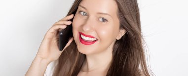 Mutlu gülümseyen kadın akıllı telefondan arıyor, beyaz arkaplanda portre var. İnsanlar, teknoloji ve iletişim konsepti