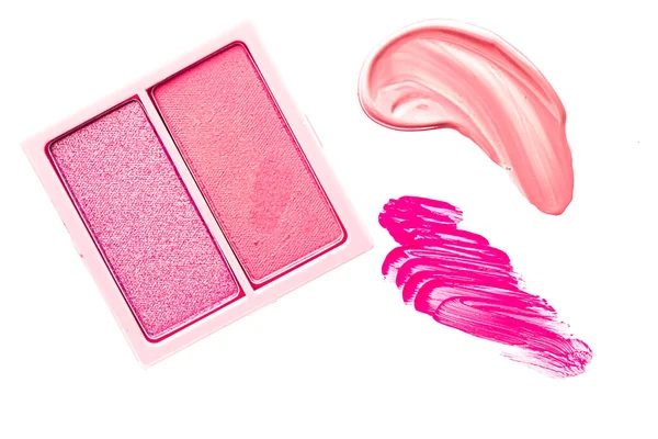 Oční stíny prášek nebo červená make-up paleta jako ploché ležel, růžové kosmetické šmouhy, oční stíny a lesk na rty izolované na bílém pozadí, kosmetika flatlay detailní a kosmetické make-up textury — Stock fotografie