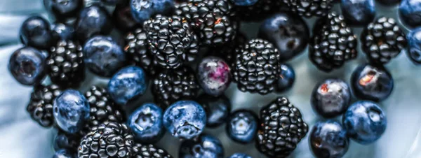 Blueberries and blackberries as fruit background, healthy food and berry juice, vegan snack and diet nutrition — Stock Photo, Image