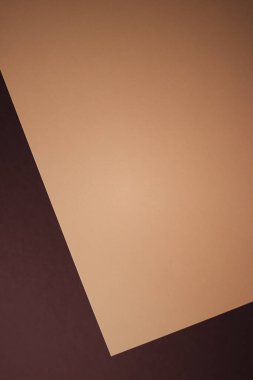 Boş A4 kağıt, koyu arkaplanda bej ofis kırtasiyesi, lüks markalaştırma dairesi ve model kimlik tasarımı