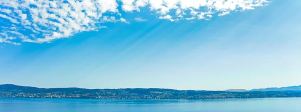 Lake Zurich in Wollerau, canton of Schwyz in Switzerland, Zurichsee, Swiss mountains landscape, blue water and sky in summer, idyllic nature and perfect travel destination, ideal as scenic art print — Stock Photo, Image