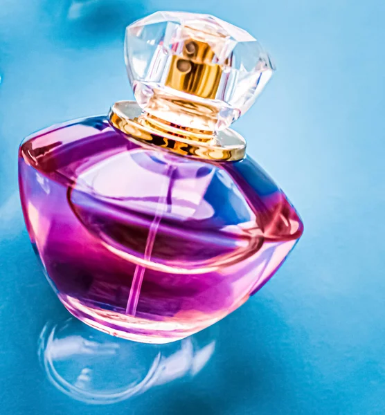 Parlak arka planda parfüm şişesi, tatlı çiçek kokusu, büyüleyici koku ve tatil hediyesi olarak da eau de parfum ve lüks kozmetik ürünleri markası tasarımı.