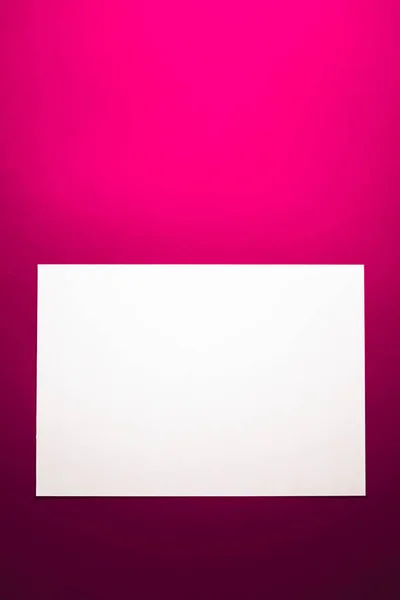 Blanco A4 papier, wit op roze achtergrond als kantoorbriefpapier, luxe branding flat lay en brand identity design voor mockup — Stockfoto