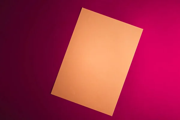 Papel A4 en blanco, marrón sobre fondo rosa como plano de papelería de oficina, diseño de identidad de marca de lujo y diseño de identidad de marca para maqueta — Foto de Stock